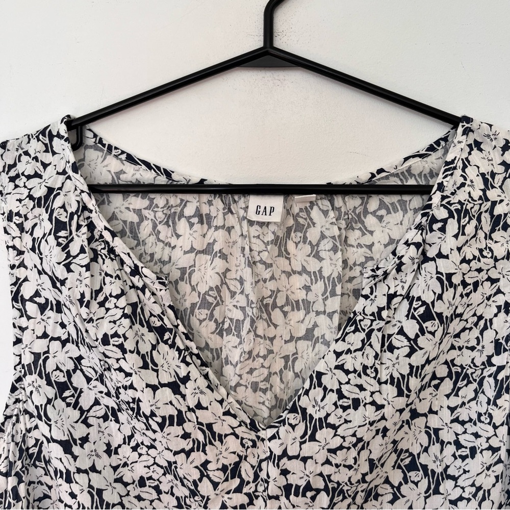 GAP Navy White Floral Sleeveless‎ Split Neck Blouse M - Picture 6 of 8